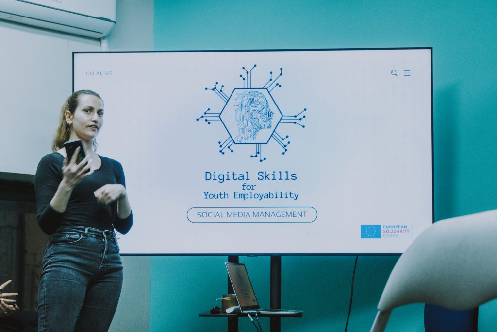 An intern presenting the workshop